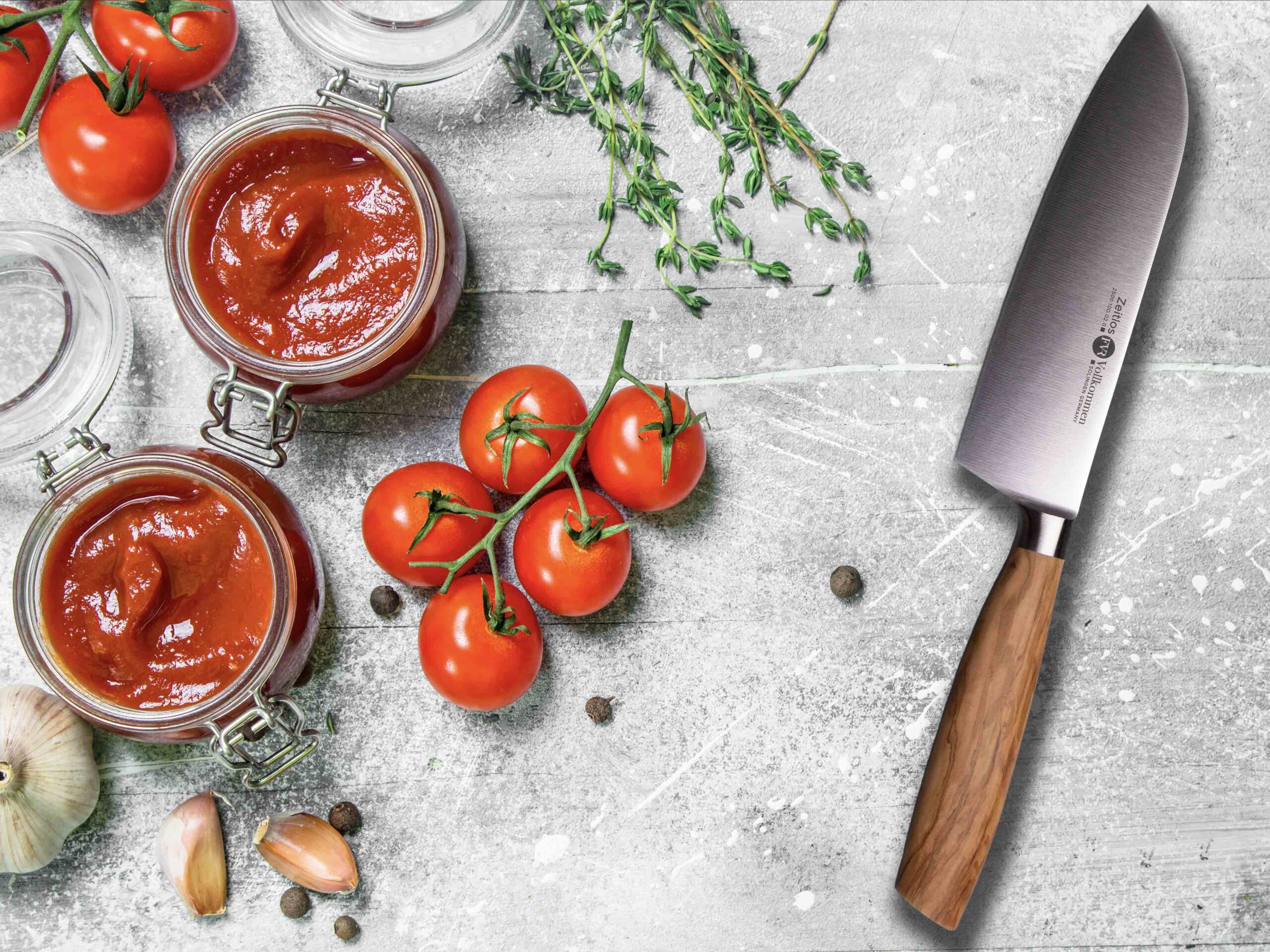 Homemade tomato ketchup fvr knife